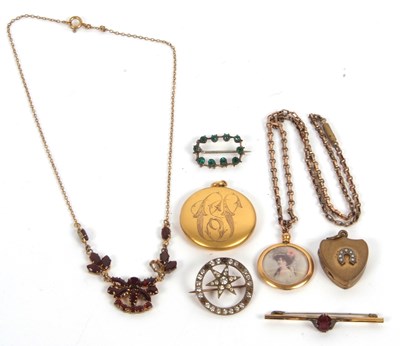 Lot 211 - A mixed lot of jewellery: to include a garnet...