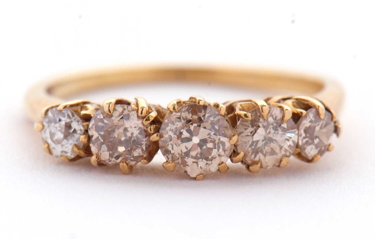 Lot 41 - A five stone diamond ring, the five graduated...