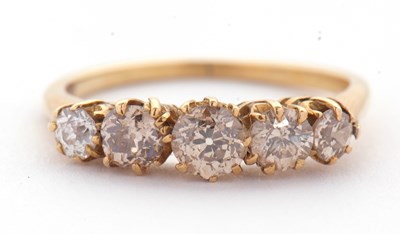 Lot 41 - A five stone diamond ring, the five graduated...