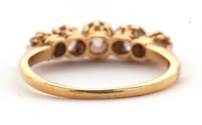 Lot 41 - A five stone diamond ring, the five graduated...