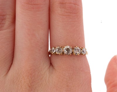 Lot 41 - A five stone diamond ring, the five graduated...
