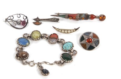 Lot 214 - A mixed lot of jewellery: to include a silver...