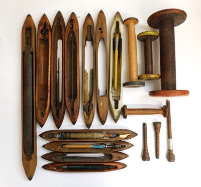 Lot 142 - A quantity of assorted boat shape loom...