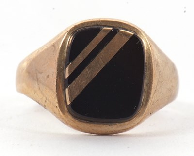 Lot 173 - A 9ct gentleman's ring, with onyx panel,...