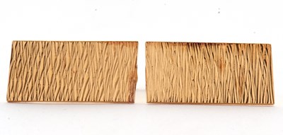 Lot 163 - A pair of 9ct cufflinks, the rectangular...