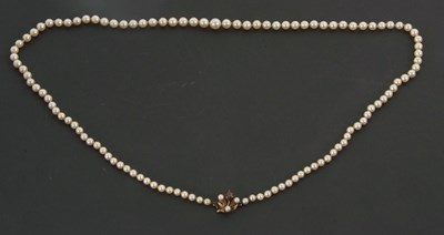 Lot 220 - A cultured pearl necklace, the graduated...