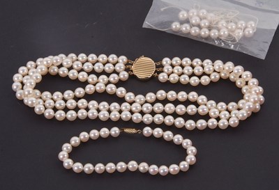 Lot 223 - A cultured pearl necklace and bracelet, the...