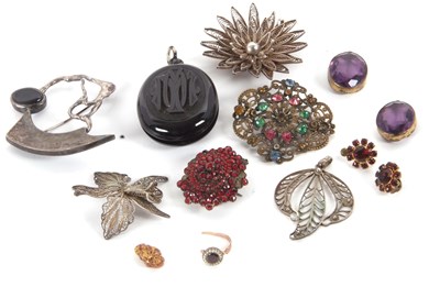 Lot 221 - A mixed lot of jewellery: to include an...