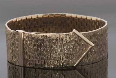 Lot 336 - 9ct gold bracelet of articulated brick link...