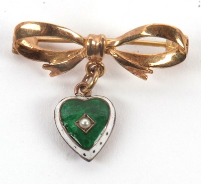 Lot 98 - A bow brooch, the yellow metal bow brooch,...