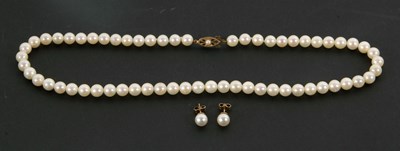 Lot 231 - A cultured pearl necklace and earrings: the...