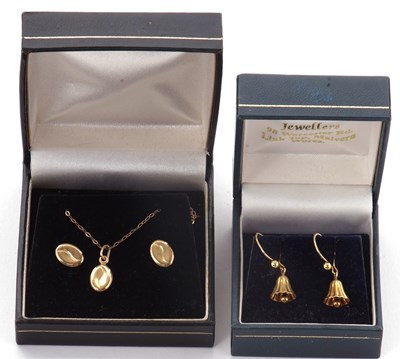 Lot 175 - A 'coffee bean' necklace with bale stamped 375,...