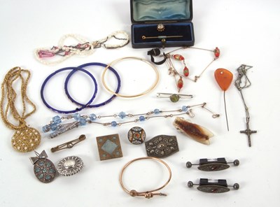 Lot 253 - A mixed lot of jewellery: to include silver...