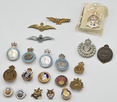 Lot 43 - Quantity of assorted military buttonhole...