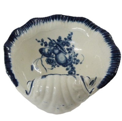 Lot 376 - A large Worcester porcelain shell dish with...