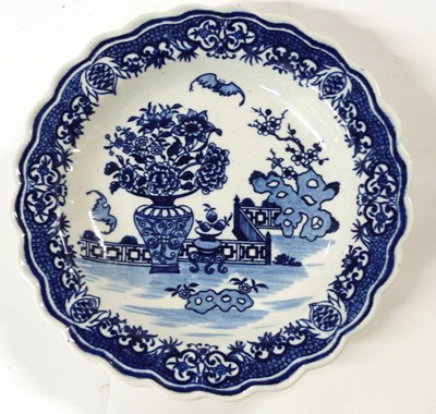 Lot 385 - An 18th Century Worcester porcelain plate with...