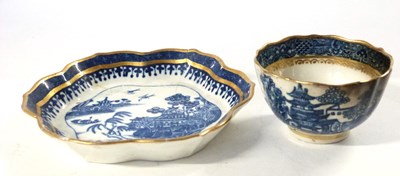 Lot 387 - A Caughley tea bowl with printed blue and...