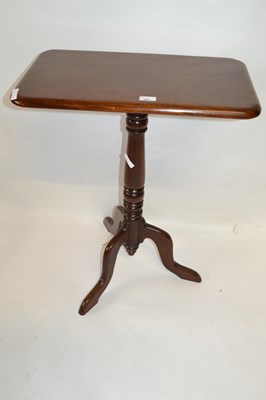 Lot 509 - A small Georgian mahogany wine table with...