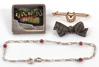 Lot 154 - A mixed lot of jewellery: to include an...