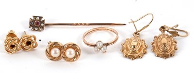 Lot 216 - A mixed lot of gold and yellow metal jewellery:...