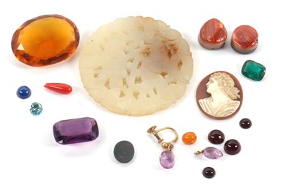 Lot 157 - A quantity of loose gemstones and a carved...