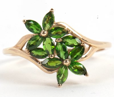 Lot 48 - A 9ct diopside cluster ring, the double flower...