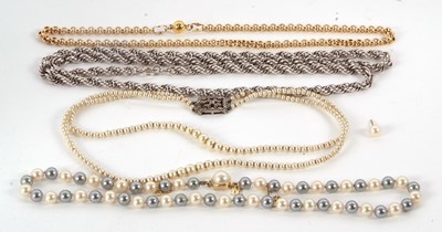 Lot 246 - A mixed lot of jewellery: to include a long...