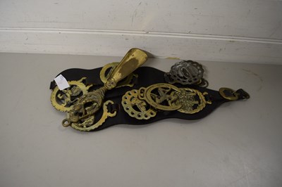 Lot 91 - MIXED LOT : HORSE BRASSES AND A BRASS SHOE HORN