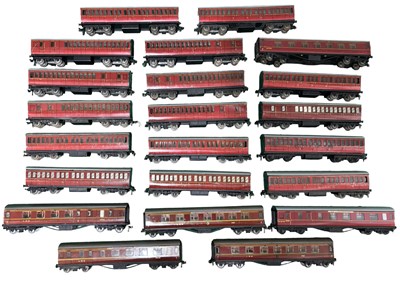 Lot 72 - A collection of various Hornby Dublo 00 gauge...