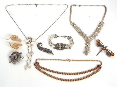 Lot 212 - A mixed lot of assorted costume jewellery to...