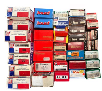 Lot 100 - A large collection of 00 gauge rolling stock...