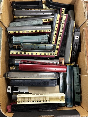 Lot 88 - A large box of 00 gauge locomotives, tenders,...