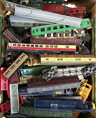 Lot 91 - A large box of 00 gauge rolling stock train parts