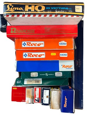 Lot 99 - A large collection of 00 gauge rolling stock...