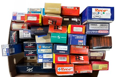 Lot 101 - A large collection of 00 gauge rolling stock...