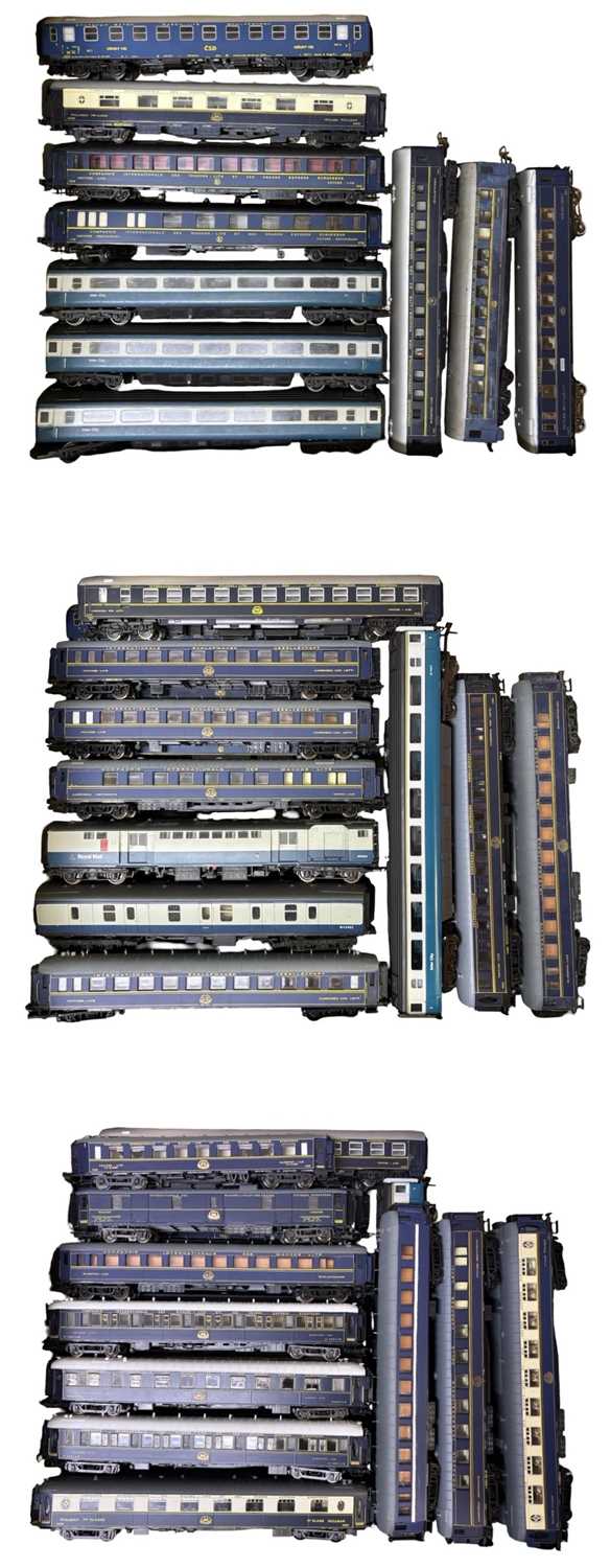Lot 79 - A large collection of various 00 gauge model...
