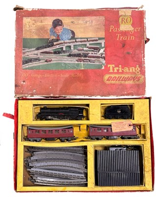 Lot 14 - A boxed Triang R0 00 gauge train set ...