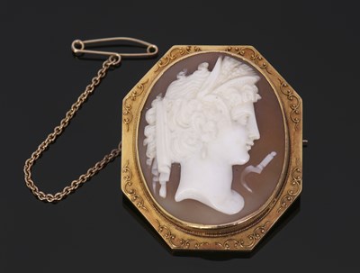 Lot 300 - A cameo brooch, the oval shell cameo of a...