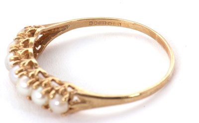 Lot 48 - A 9ct cultured pearl ring, the seven split...