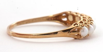 Lot 48 - A 9ct cultured pearl ring, the seven split...