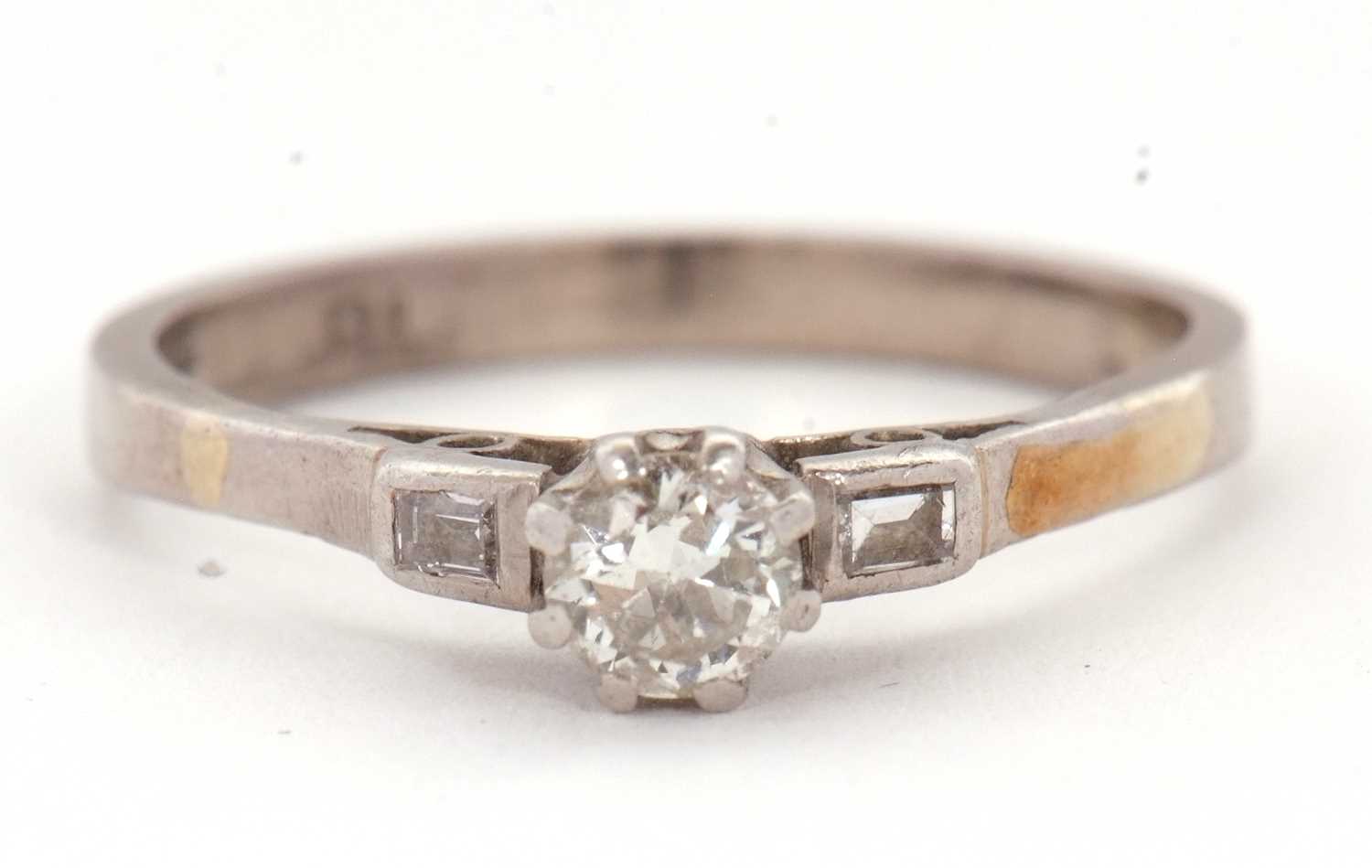Lot 21 - A diamond ring, set with a European cut...