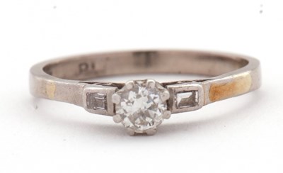 Lot 21 - A diamond ring, set with a European cut...
