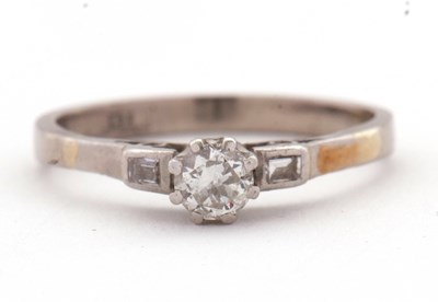 Lot 21 - A diamond ring, set with a European cut...