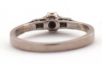 Lot 21 - A diamond ring, set with a European cut...