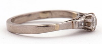 Lot 21 - A diamond ring, set with a European cut...