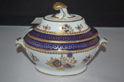 Lot 289 - An 18th Century English porcelain tureen and...