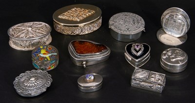 Lot 185 - Collection of nine mainly silver/white metal...