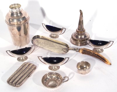 Lot 220 - Mixed lot of plated wares to include a...