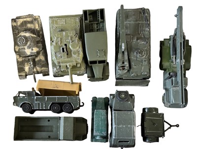 Lot 220 - A mixed lot of avrious playworn military...