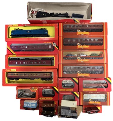Lot 51 - A mixed lot of various boxed Triang/Hornby 00...
